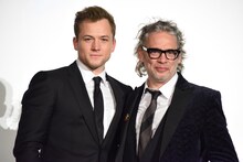 左からタロン・エジャトン、デクスター・フレッチャー。