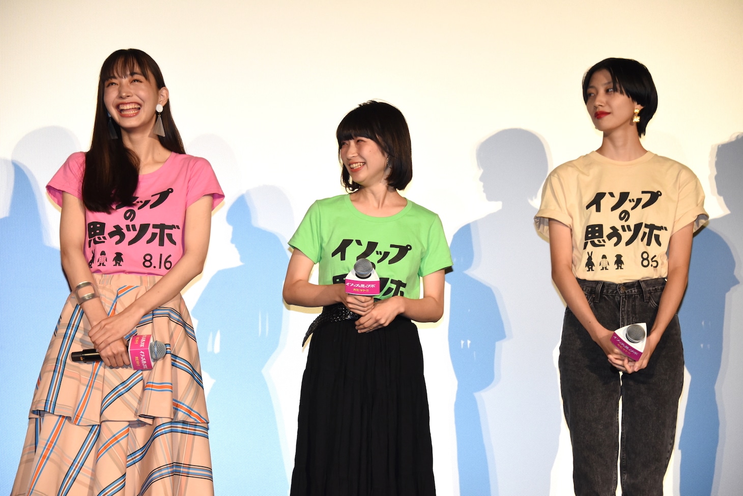 左から井桁弘恵、石川瑠華、紅甘。