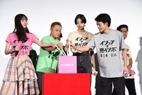 各チームの代表者がくじを引く様子。