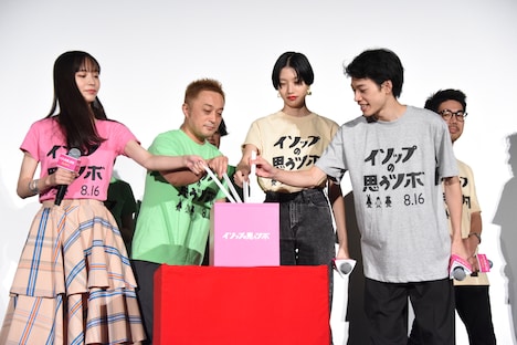 各チームの代表者がくじを引く様子。