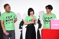 登壇者の裏の顔を話すことになり、すねる石川瑠華（中央）。