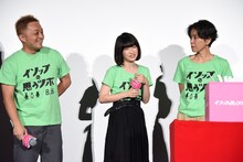 登壇者の裏の顔を話すことになり、すねる石川瑠華（中央）。