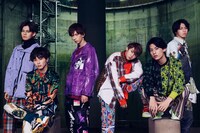 主題歌を担当する超特急。