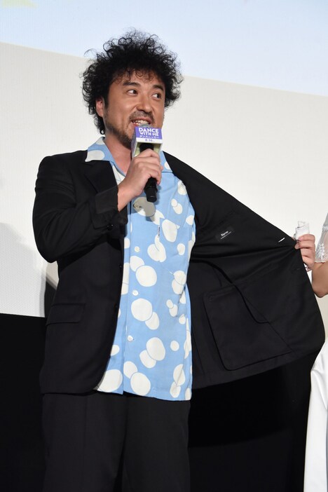 劇中衣装として採用された私服を見せるムロツヨシ。