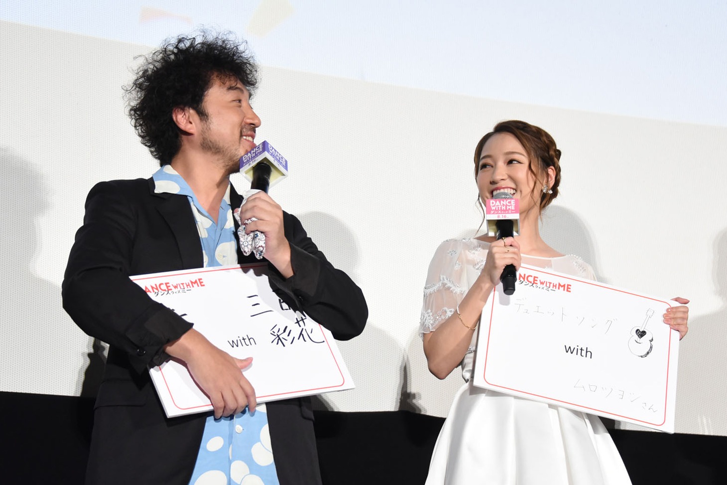 「この夏、キャストと一緒に挑戦したいこと」を発表するムロツヨシ（左）とchay（右）。
