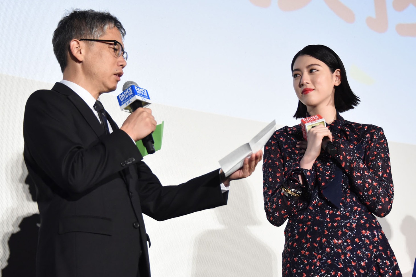 三吉彩花（右）への手紙を朗読する矢口史靖（左）。