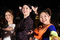 「ダンスウィズミー」初日舞台挨拶の様子。左からchay、三吉彩花、やしろ優。
