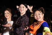「ダンスウィズミー」初日舞台挨拶の様子。左からchay、三吉彩花、やしろ優。