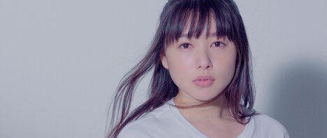 桜井日奈子「花と毒薬」ミュージックビデオより。