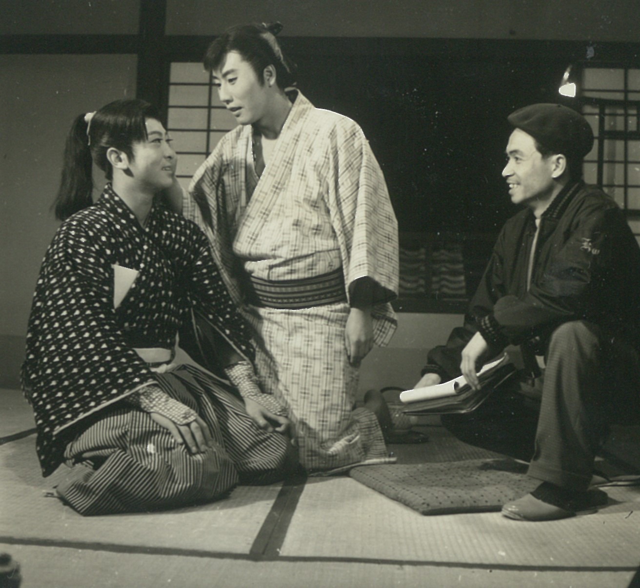 「旅はお色気」オフショット。左から小林勝彦、市川雷蔵、黒田義之。(c)KADOKAWA1961