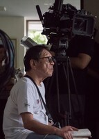 「痛くない死に方」メイキング写真より、高橋伴明。