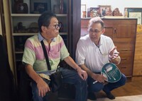 「痛くない死に方」メイキング写真。左より高橋伴明、長尾和宏。