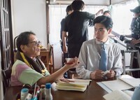 「痛くない死に方」メイキング写真。左より高橋伴明、柄本佑。