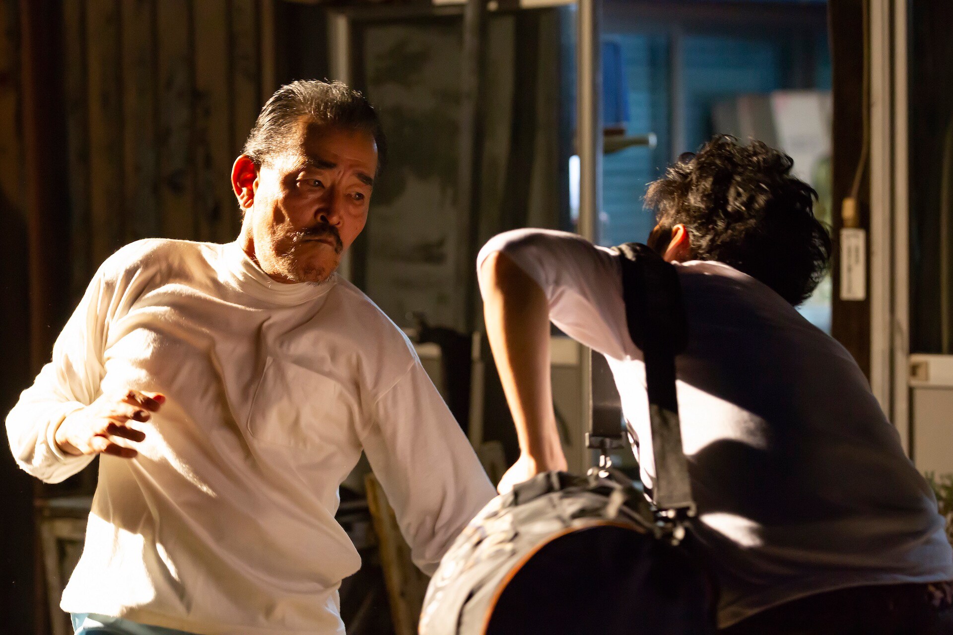 草なぎ剛と中村倫也が兄弟演じた「台風家族」新カット15枚公開 - 映画