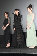 左から三津谷葉子、浅川梨奈、北香那。