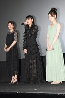 左から三津谷葉子、浅川梨奈、北香那。