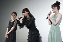 笑わそうとする和田聰宏の様子を再現する浅川梨奈（中央）。