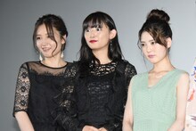 “猟奇的な目”のリクエストに応える浅川梨奈（中央）。