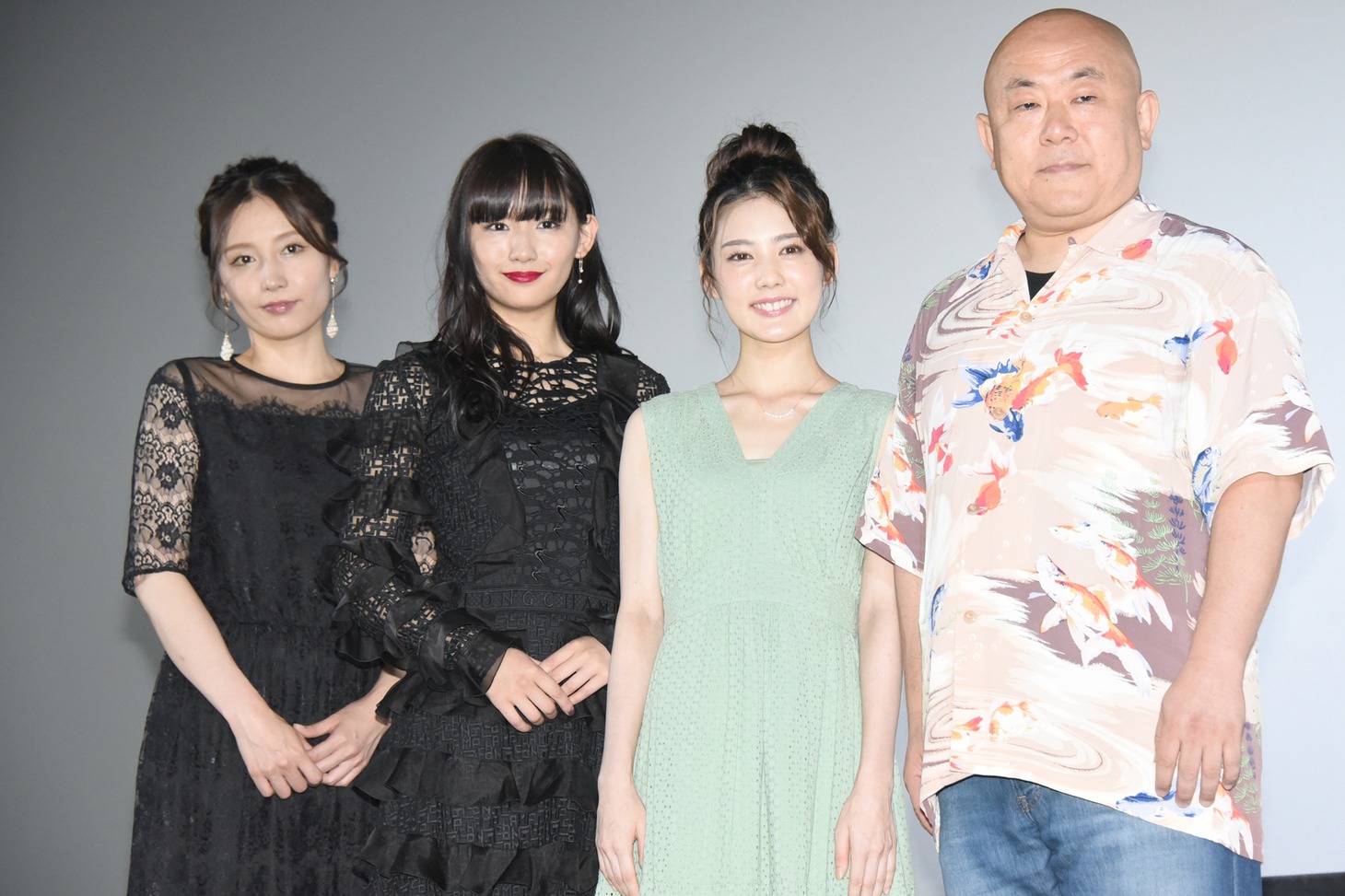 「黒い乙女A」公開記念舞台挨拶の様子。左から三津谷葉子、浅川梨奈、北香那、佐藤佐吉。