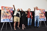 ハンコックの「人を見下しすぎのポーズ」を決める登壇者たち。