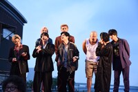 ステージ上でエアギターするキャストたち。