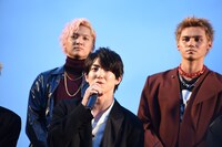 左から鈴木昂秀、前田公輝、龍。