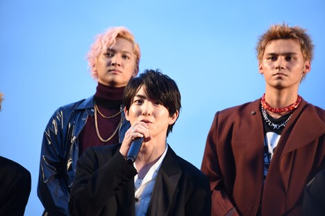 左から鈴木昂秀、前田公輝、龍。