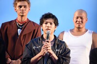 山田裕貴（手前）