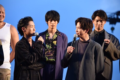 前列左から川村壱馬、志尊淳。