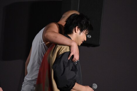 肩を組んで降壇する一ノ瀬ワタル（左）と山田裕貴（右）。