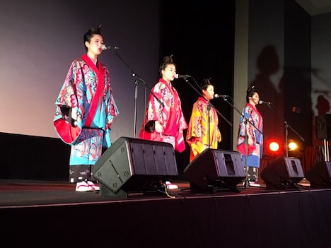 8月18日に沖縄・桜坂劇場で行われたネーネーズのイベントの様子。