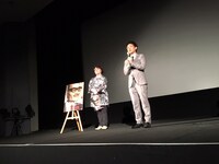 8月17日に沖縄・桜坂劇場で行われた舞台挨拶の様子。