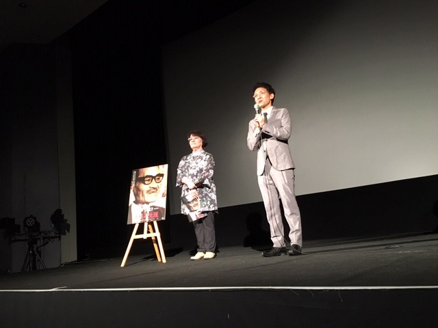 8月17日に沖縄・桜坂劇場で行われた舞台挨拶の様子。