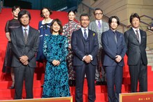 「記憶にございません！」完成披露試写会の様子。前列左から佐藤浩市、石田ゆり子、中井貴一、ディーン・フジオカ、草刈正雄。後列左から斉藤由貴、木村佳乃、吉田羊、三谷幸喜。