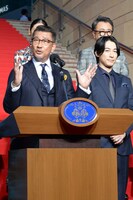 所信表明演説を行う中井貴一（前列左）。