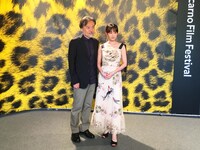 左から黒沢清、前田敦子。