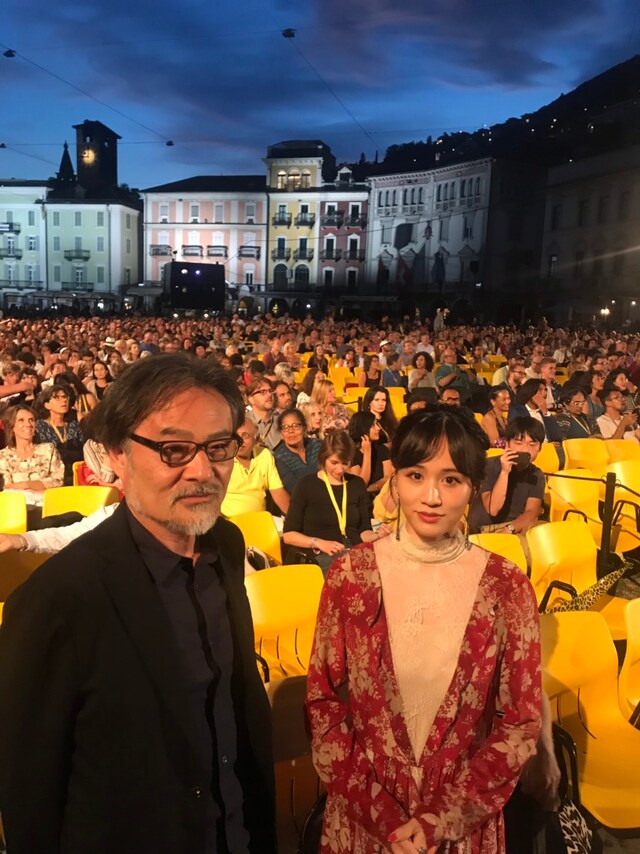 第72回ロカルノ国際映画祭の様子。左から黒沢清、前田敦子。