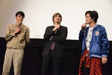 「新宿ロケット」と称された越智友己（左）と水上剣星（中央）。