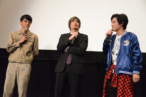 「新宿ロケット」と称された越智友己(左)と水上剣星(中央)。