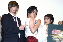 筋肉をアピールする赤楚衛二（中央）。