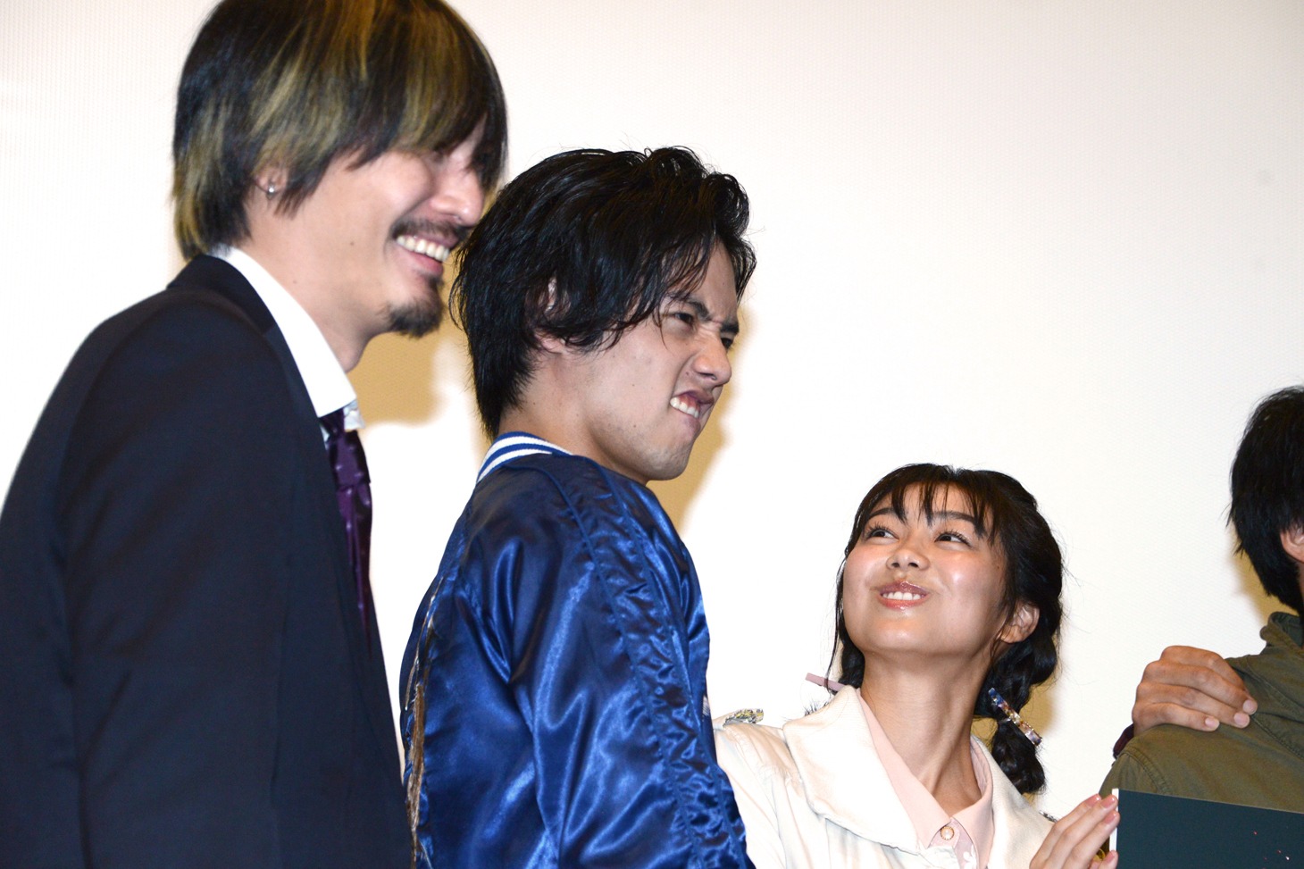 “仮面ライダークローズの顔”をする赤楚衛二（中央）。