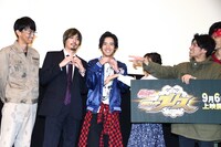 武田航平たちにつられてハートマークを作る水上剣星（左から2番目）と赤楚衛二（中央）。