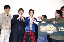 武田航平たちにつられてハートマークを作る水上剣星（左から2番目）と赤楚衛二（中央）。