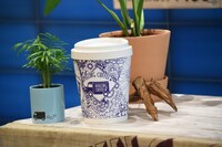 会場に置かれたAMAZING COFFEEの大きなカップ。