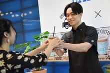 ファンに「アメージングアイスキャラメルラテ」をサーブするEXILE TETSUYA。
