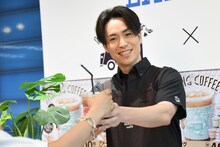 ファンに「アメージングアイスキャラメルラテ」をサーブするEXILE TETSUYA。
