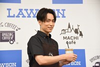 「アメージングアイスキャラメルラテ」をアピールするEXILE TETSUYA。