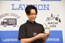 「アメージングアイスキャラメルラテ」をアピールするEXILE TETSUYA。