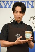 「アメージングアイスキャラメルラテ」をアピールするEXILE TETSUYA。