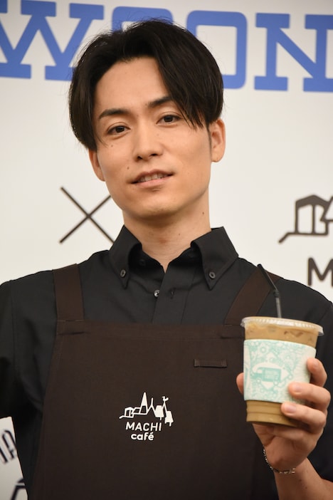 「アメージングアイスキャラメルラテ」をアピールするEXILE TETSUYA。